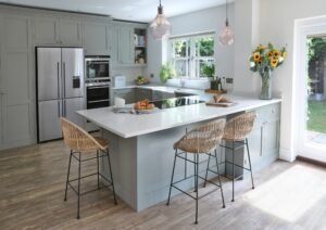 Peninsula Kitchen with Hob & Seating Area